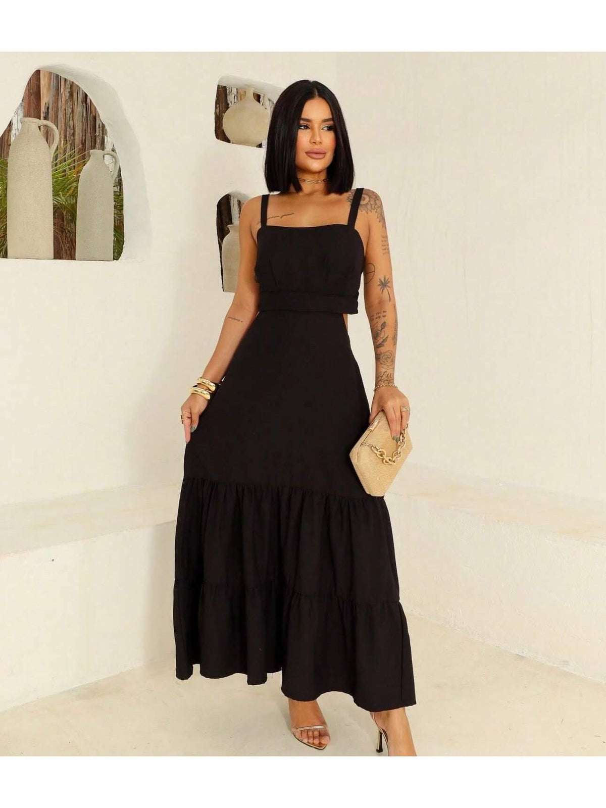 VESTIDO LONGO EM LINHO COM ALÇA REGULÁVEL. ELÁSTICO NAS COSTAS, CAIMENTO SOLTO.